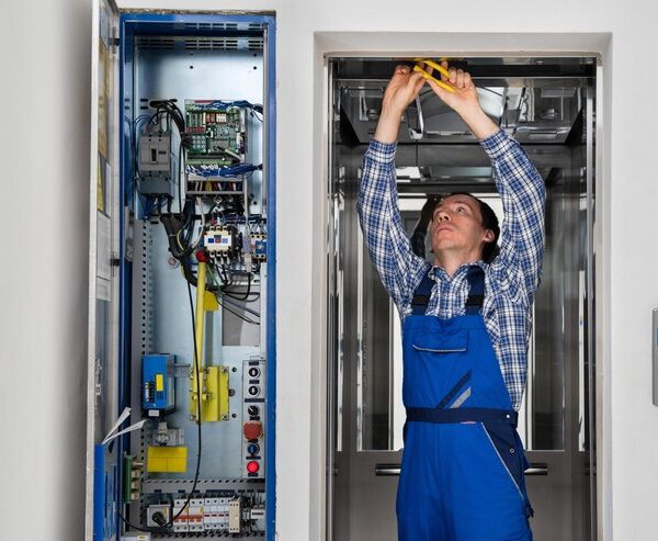 فني صيانة وتركيب مصاعد