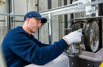 أهمية الالتزام بمعايير السلامة عند اختيار شركة تركيب مصاعد