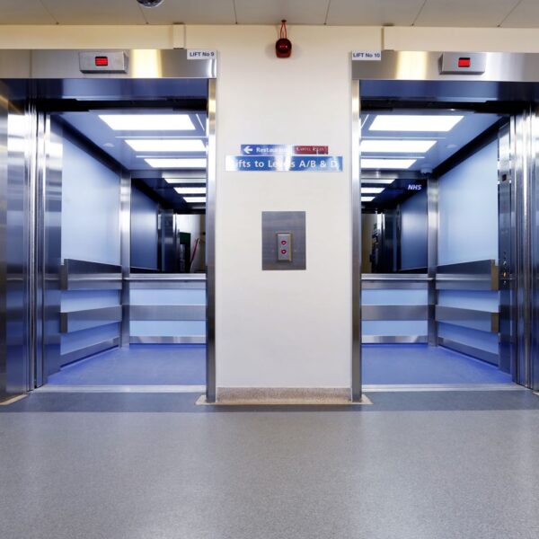 هل تعلم ما هي المعايير الأساسية لتركيب المصاعد وفقًا للمواصفات السعودية؟