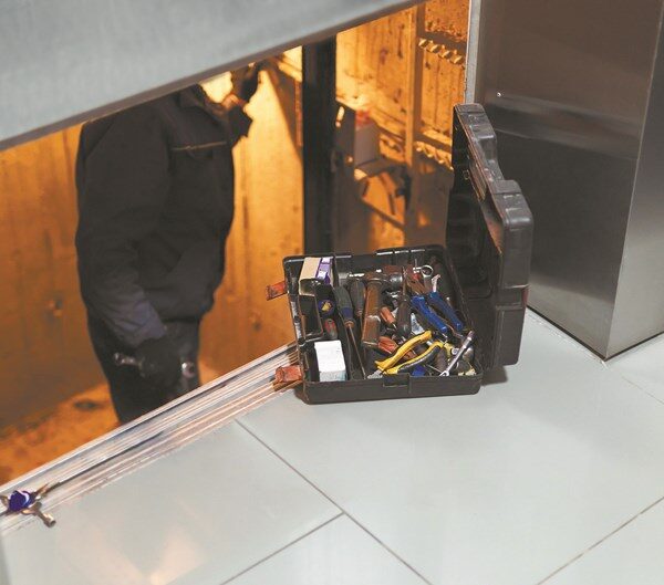 متى تحتاج المصاعد إلى صيانة؟ اكتشف العلامات مع الكو العربية