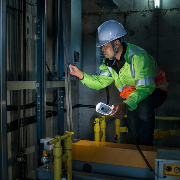 فنيين مصاعد محترفين لحل الأعطال الدورية والطوارئ فوراً