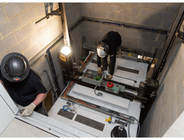 حلول فعالة لجميع مشاكل المصاعد مع أفضل فنيين في المملكة