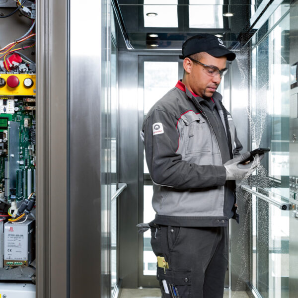 صيانة أبواب المصاعد وقطع الغيار الأصلية بضمان شامل