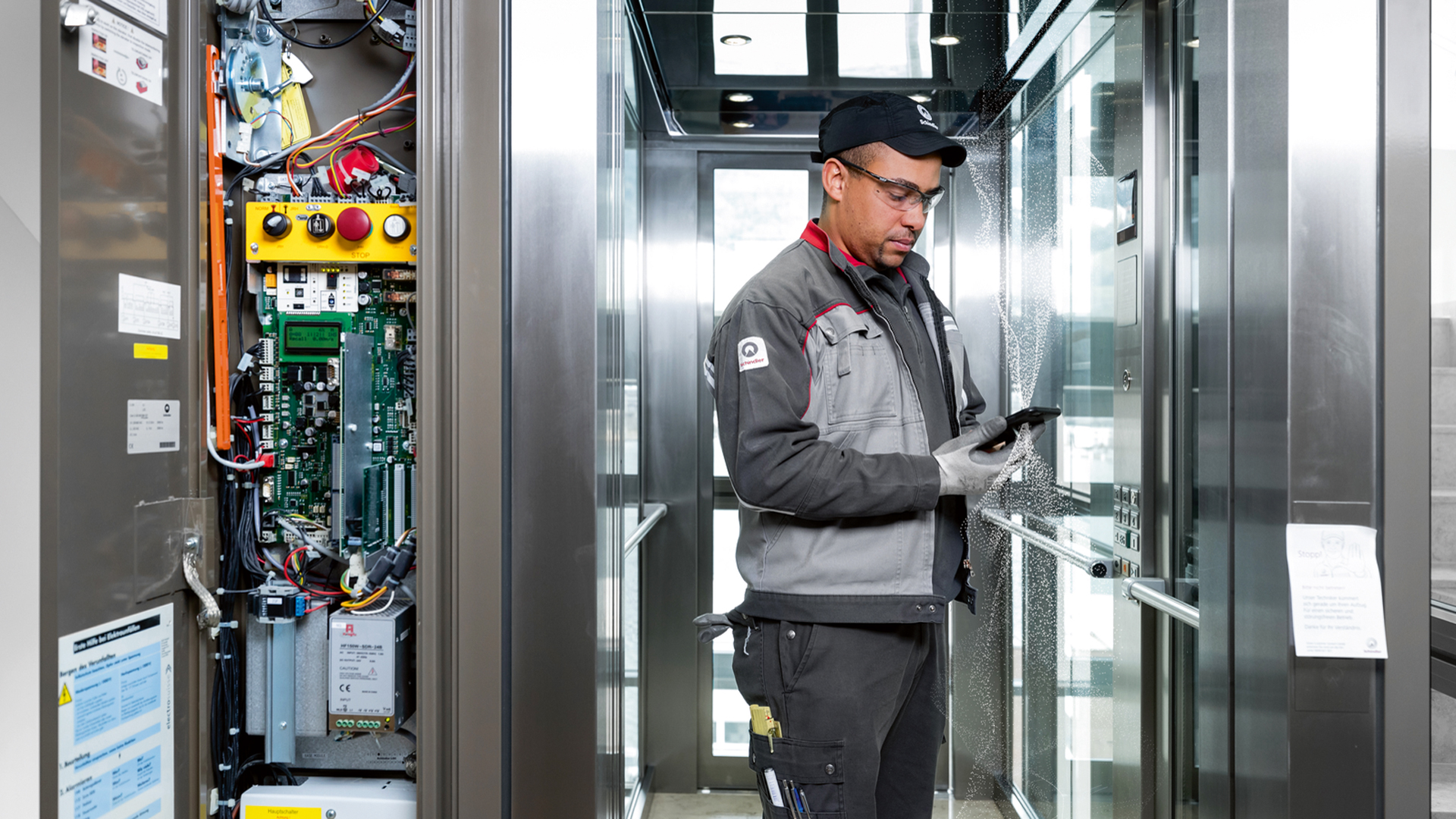 صيانة أبواب المصاعد وقطع الغيار الأصلية بضمان شامل