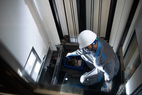 الفرق بين المصاعد التجارية والسكنية وأيهما يناسب مبناك؟