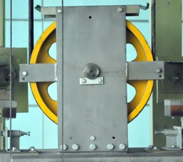 متى تحتاج إلى تحديث أو استبدال المصعد القديم؟