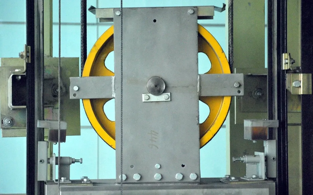 متى تحتاج إلى تحديث أو استبدال المصعد القديم؟