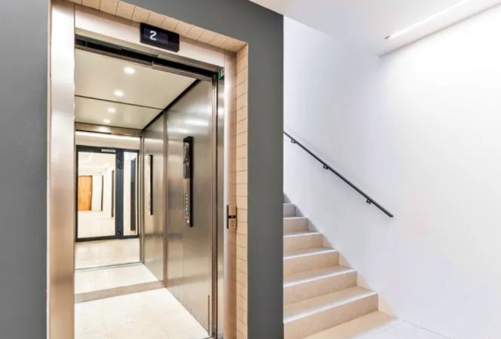أحدث تقنيات المصاعد الحديثة وتأثيرها على توفير الطاقة